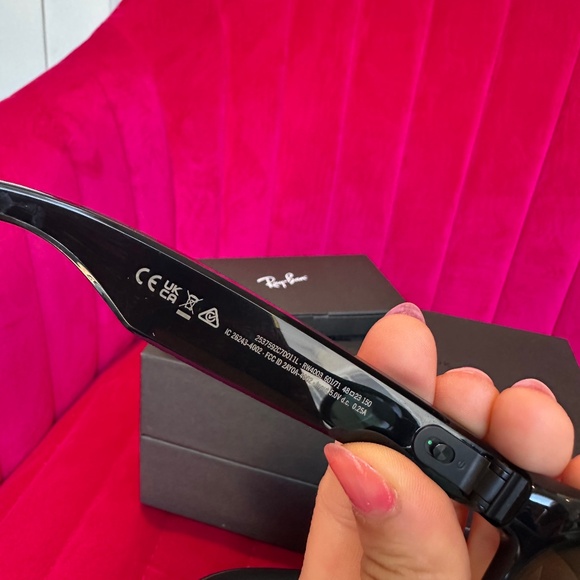 Ray-Ban Stories Round Smart Glasses – Shiny Black RW4003 - Picture 7 of 12